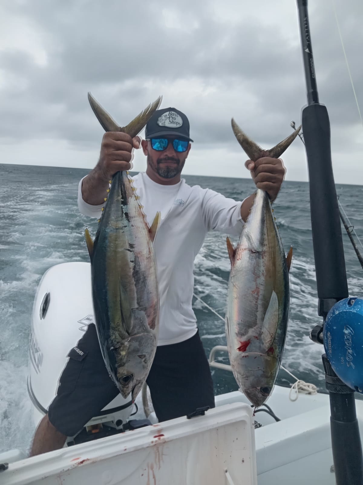 Capitán de Shark Tours con dos atunes capturados en las Islas Perlas