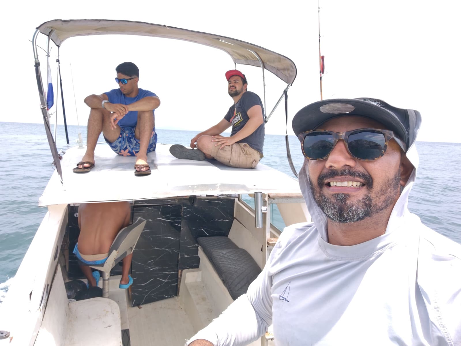 Capitán y tripulación de Shark Tours Panama a bordo