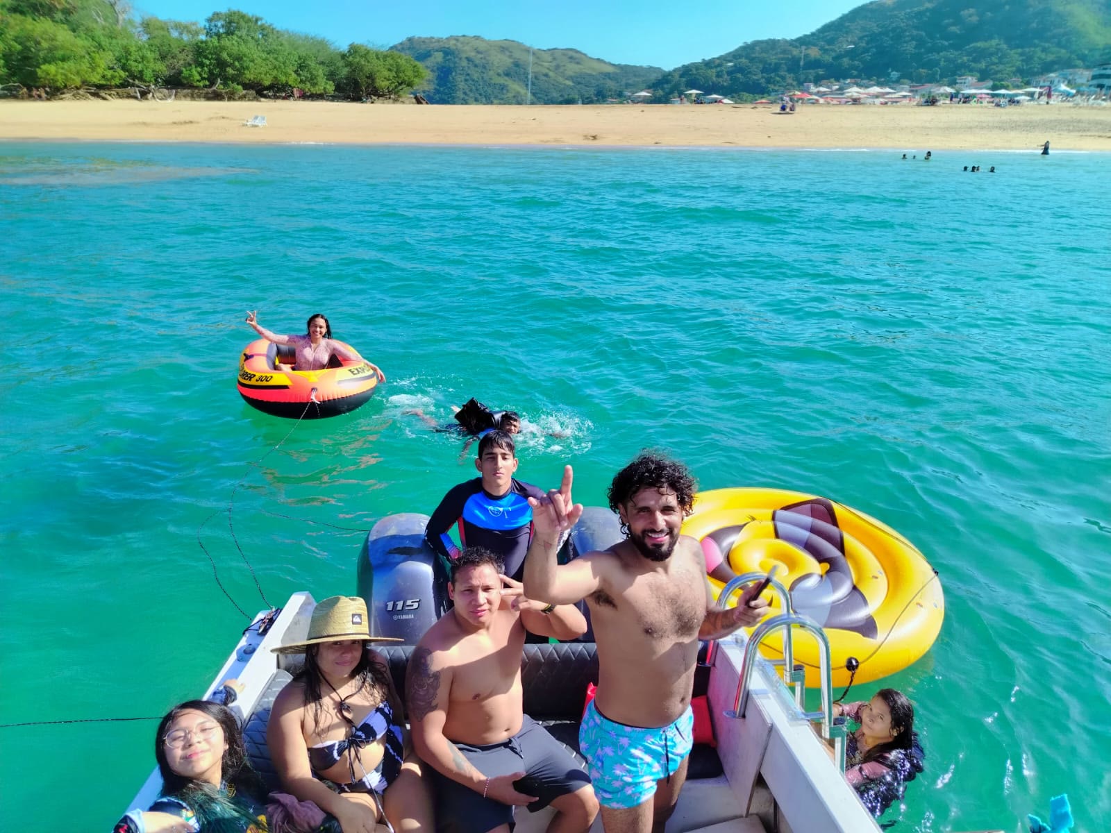 Grupo con flotadores frente a la playa de Isla Taboga, Panamá