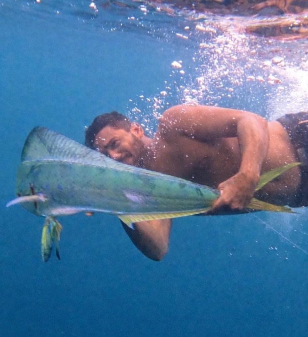 Buzo con un dorado capturado en un charter de pesca en Panamá