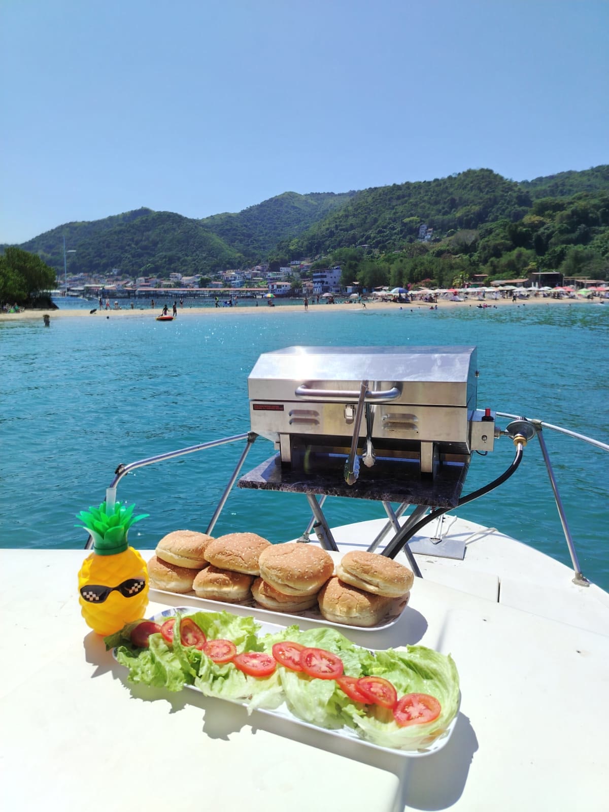 Grill a bordo con hamburguesas durante un charter privado en Panamá