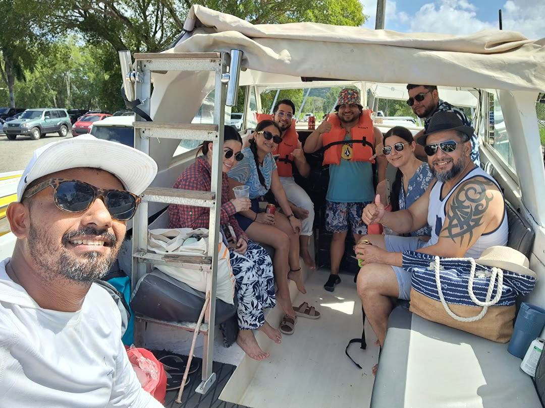 La lancha de Shark Tours Panama con su grupo a bordo en aguas de Panamá