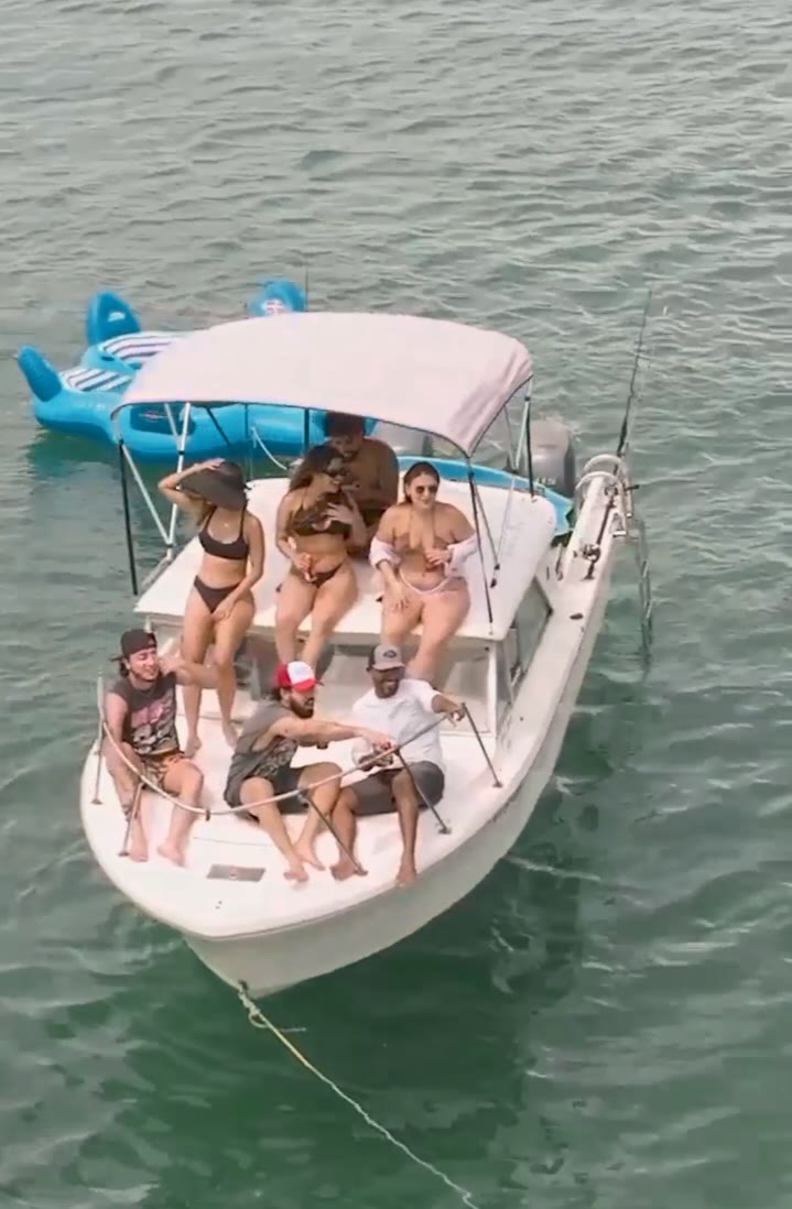 Vista aérea de la lancha de Shark Tours Panama fondeada con su grupo a bordo