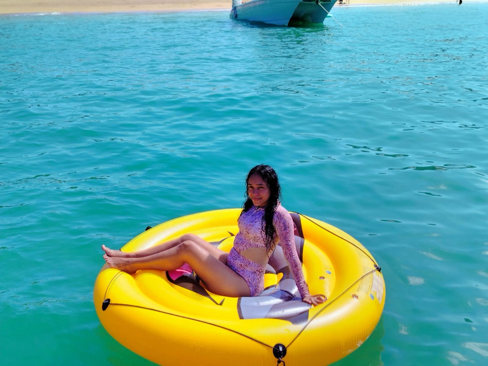 Agua turquesa y flotador amarillo en una parada para nadar en Isla Taboga