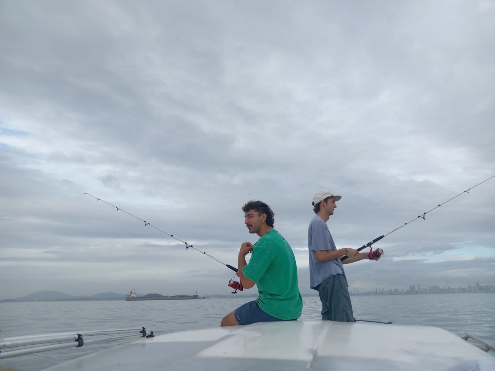 Pescando en la Bahía de Panamá con el skyline de la ciudad de fondo
