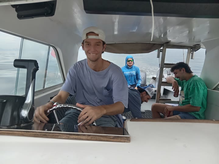 Tripulación y pasajeros en la cabina cubierta de la lancha